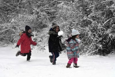 Barn leker i snön i Hortiatis 40km norr om Thessaloni den 3 januari 2019.