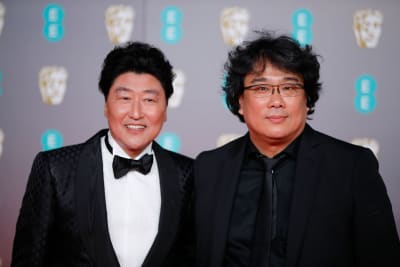 Skådespelaren Song Kang Ho och regissör Bong Joon-ho poserar i London.