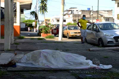En kropp som lämnats på gatan utanför en klinik i tre dagar i  Guayaquil 3.4.2020. Ecu