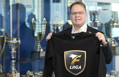 Kimmo Nurminen poserar med en t-skjorta med ligans nya logo.