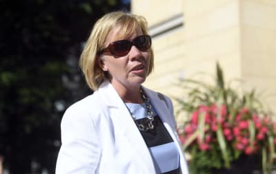 Anna-Maja Henriksson anländer till Ständerhuset iförd solglasögon. 