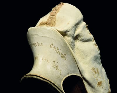 Marie Anotinettes vita sko i getskinn och siden såldes på auktion för 43,750 euro 15.11.2020.   