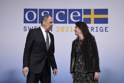 Rysslands utrikesminister Sergej Lavrov välkomnas av Sveriges utrikesminister Ann Linde till OSSE:s möte i Stockholm 2.12.2021