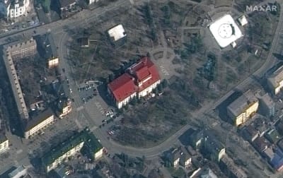 På båda sidor om teaterbyggnaden i Mariupol hade det skrivits ordet "barn" på ryska. Enligt Ukraina bombade Ryssland byggnaden 16.3.2022.