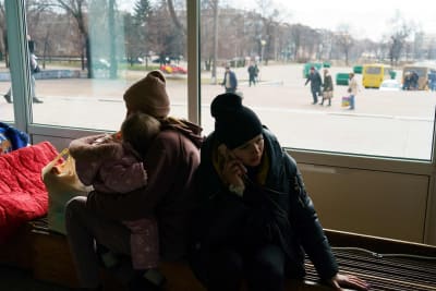 Evakuerade från Mariupol väntar på transport i staden Zaporizjzja den 16 mars 2022.