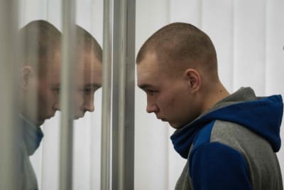 21-åriga ryska soldtaen lyssnar på tolken i krigsrättsrättegång i Kiev