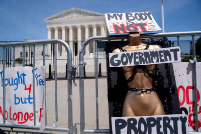 Pro-choice affischer i samband med aborträttsdemonstration i Washington den 4 juli 2022.