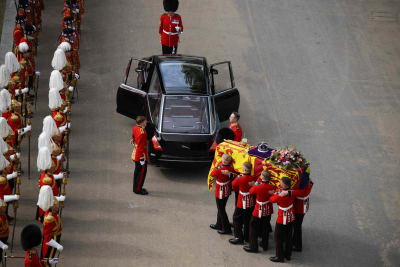 Kuningatar Elisabetin arkkua nostetaan ruumisautoon.