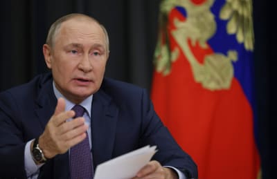 Rysslands president Vladimir Putin leder via videolänk från Sotji den 27 september 2022 ett möte om jordbruksfrågor. Putin säger att spannmålsskörden blir rekordstor.