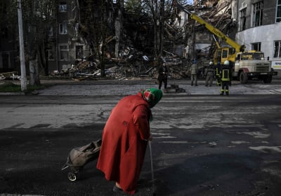  Kvinna beskådar ett bombat hus i Kramatorsk i östra Ukraina.