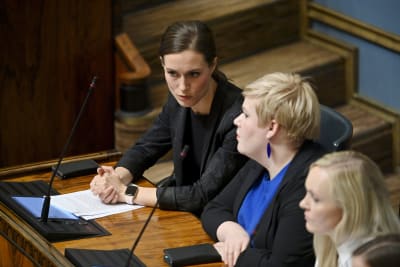 Sanna Marin, Annika Saarikko och Maria Ohisalo i riksdagen.