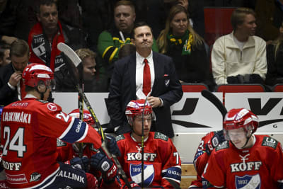 HIFK:s chefstränare Ville Peltonen står i båset och ser fundersam ut.
