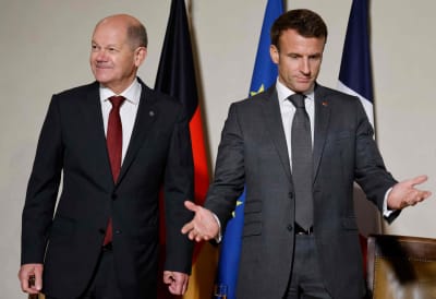 Tysklands förbundskansler Olaf Scholz och Frankrikes president Emmanuel Macron står brevid varandra men tittar åt olika håll.