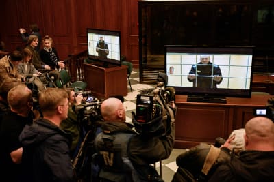 En rättssal i Moskva visar Aleksej Navalnyj via en videolänk från fängelsekolonin.     