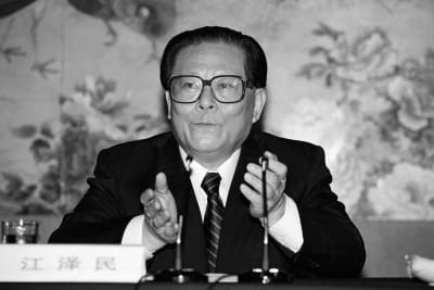 Svartvit arkiv bild på talande Jiang Zemin.