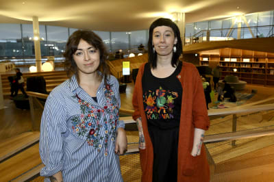 Systrarna Sofia och Amanda Chanfreau i biblioteket Ode i Helsingfors.