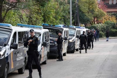 Spanska poliser säkrar ett område efter en brevbombexplosion vid Ukrainas ambassad i Madrid. 