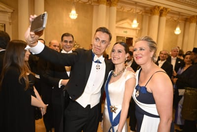 Alexander Stubb tar en selfie med Sanna Marin och Jutta Urpilainen.