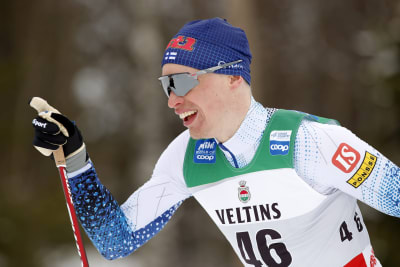 Iivo Niskanen åker skidor.