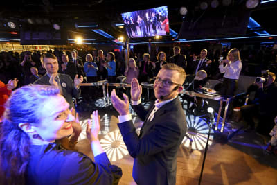 Samlingspartiets viceordförande Anna-Kaisa Ikonen och ordförande Petteri Orpo på partiets valkryssning på Finska viken den 28 januari 2023.