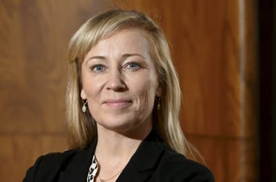 Kvinna med långt ljust hår.