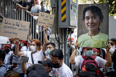 En demonstrant håller en bild av den fängslade civila ledaren Aung San Suu Kyi under en demonstration utanför Myanmars ambassad i Bangkok.
