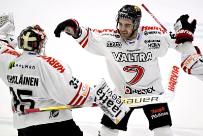 Veini Vehviläinen och Reid Gardiner firar mål.