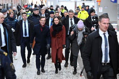 Ulf Kristersson och Sanna Marin vandrar genom Stockholm med säkerhetspersonal och journalister omkring sig.