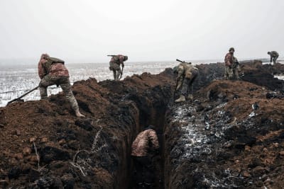 Ukrainalaissotilaita kaivamassa juoksuhautaa Bahmutin lähistöllä Ukrainassa.