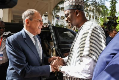Rysslands utrikesminister Sergei Lavrov träffar Malias utrikesminister Abdoulaye Diop i Bamako. 