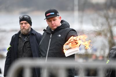 Den högerextrema politikern Rasmus Paludan brände koranen utanför den turkiska ambassaden i Sverige.