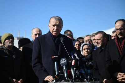 President Recep Tayyip Erdoğan på besök i staden Kahramanmaras i skalvområdet.