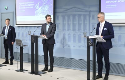 Presskonferens om finländarnas cyberfärdigheter. På bilden Niko Candelin, Timo Harakka och Jarno Limnéll.