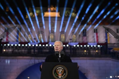 Joe Biden håller tal framför kungliga slottet i Warszawa.