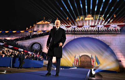 USA:s president Joe Biden kliver fram för att hålla tal framför kungliga slottet i Warszawa.