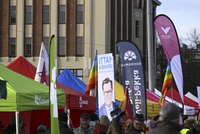 Valkampanjer med tält och banderoller i olika partifärger på Hagnäs torg.