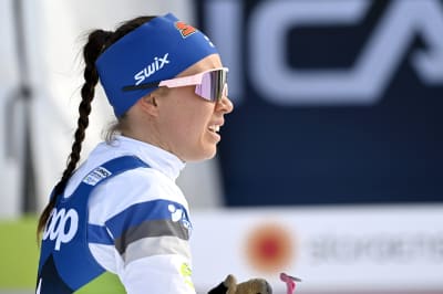 Kerttu Niskanen värmer upp.
