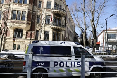 Polisens skåpbil utanför Turkiets ambassad.