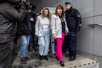 Polska aktivisten Justyna Wydrrzynska utanför domstolen.