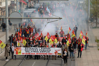 Demonstranter håller upp en banderoll där det står "Pensioner, offentliga tjänster, löner, sysselsättning. Vi ger inte upp, vi tar tillbaka allt" . 