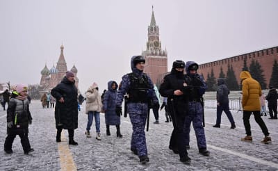 Ryska poliser patrullerar Röda torget i Moskva.