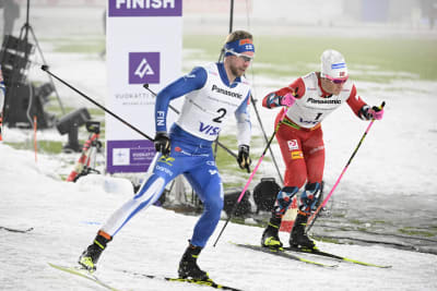 Joni Mäki ja Johannes Kläbo hiihtämässä sprinttihiihtoa.