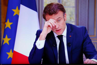 President Emmanuel Macron förklarar sig i fransk tv 22.3.2023 efter att regeringen drivit igenom en pensionsreform.