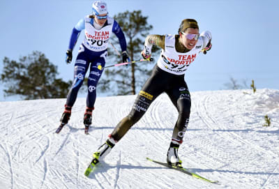 Krista Pärmäskoski och Kerttu Niskanen åker skidor.