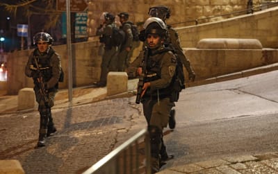 Israeliska gränsbevakningsstyrkor går på gatan i Jerusalem.