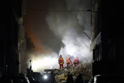 Brandmän arbetar vid det sammanrasade huset i Marseille i Frankrike den 9 april 2023.