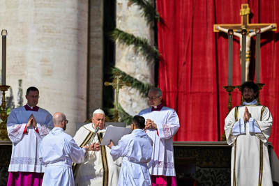 Påven Franciskus leder påskdagens mässa i Vatikanen.