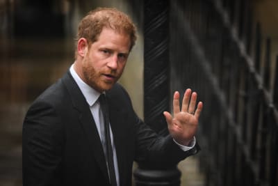 Prins Harry vinkar på vägen in till Storbritanniens högsta domstol i London.