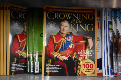 Tidskrifter till försäljning. Längst fram finns ett temanummer om kröningn, 'The Crowning of the King', med en bild av kung Charles III på pärmen.