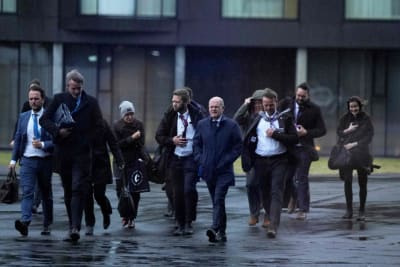 Tysklands förbundskansler Olaf Scholz promenerar med sin delegation på Island.